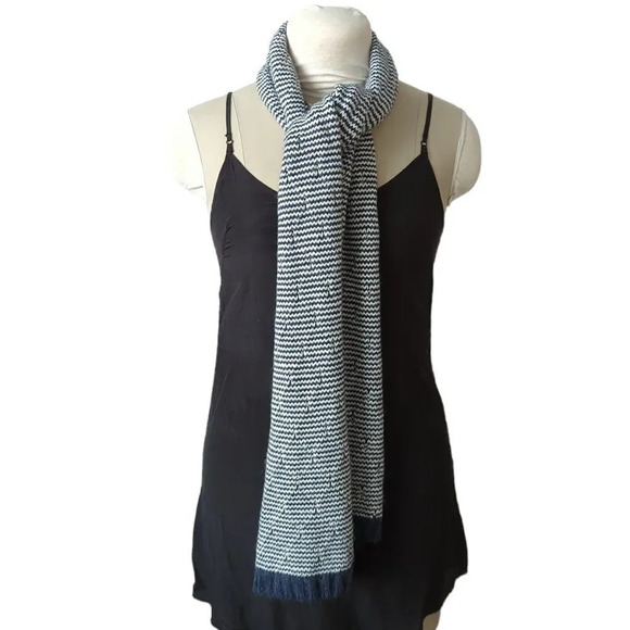 Tommy Hilfiger Reversible Knit Scarf - Picture 2 of 8